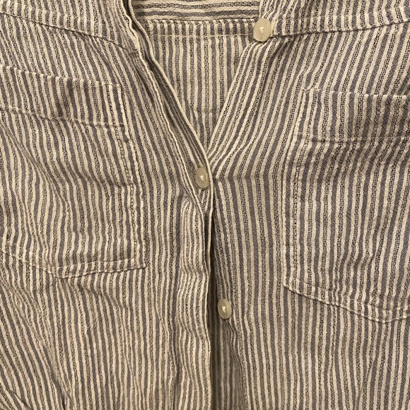 A&F long sleeve crop button-up top with cinch waist. - Picture 2 of 4